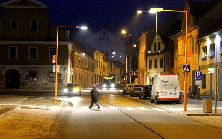 Osvětlený oranžový přechod v Postoloprtech. Foto: Ota Schnepp